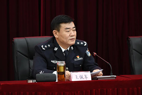 市司法局党组书记,局长, 全市司法行政系统教整组组长王佩军走上讲台